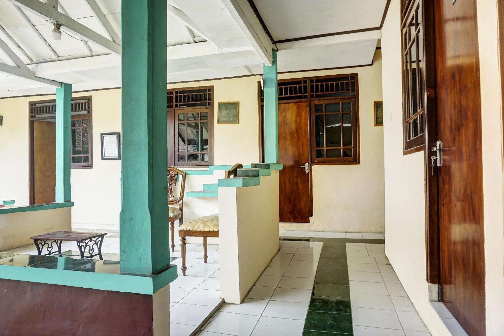 Oyo 90928 Wisma Asri Putra Syariah Bogor Luaran gambar
